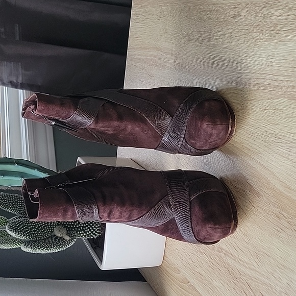 Rock & Republic SABRA platform chocolate brown suede bootie - Picture 2 of 10